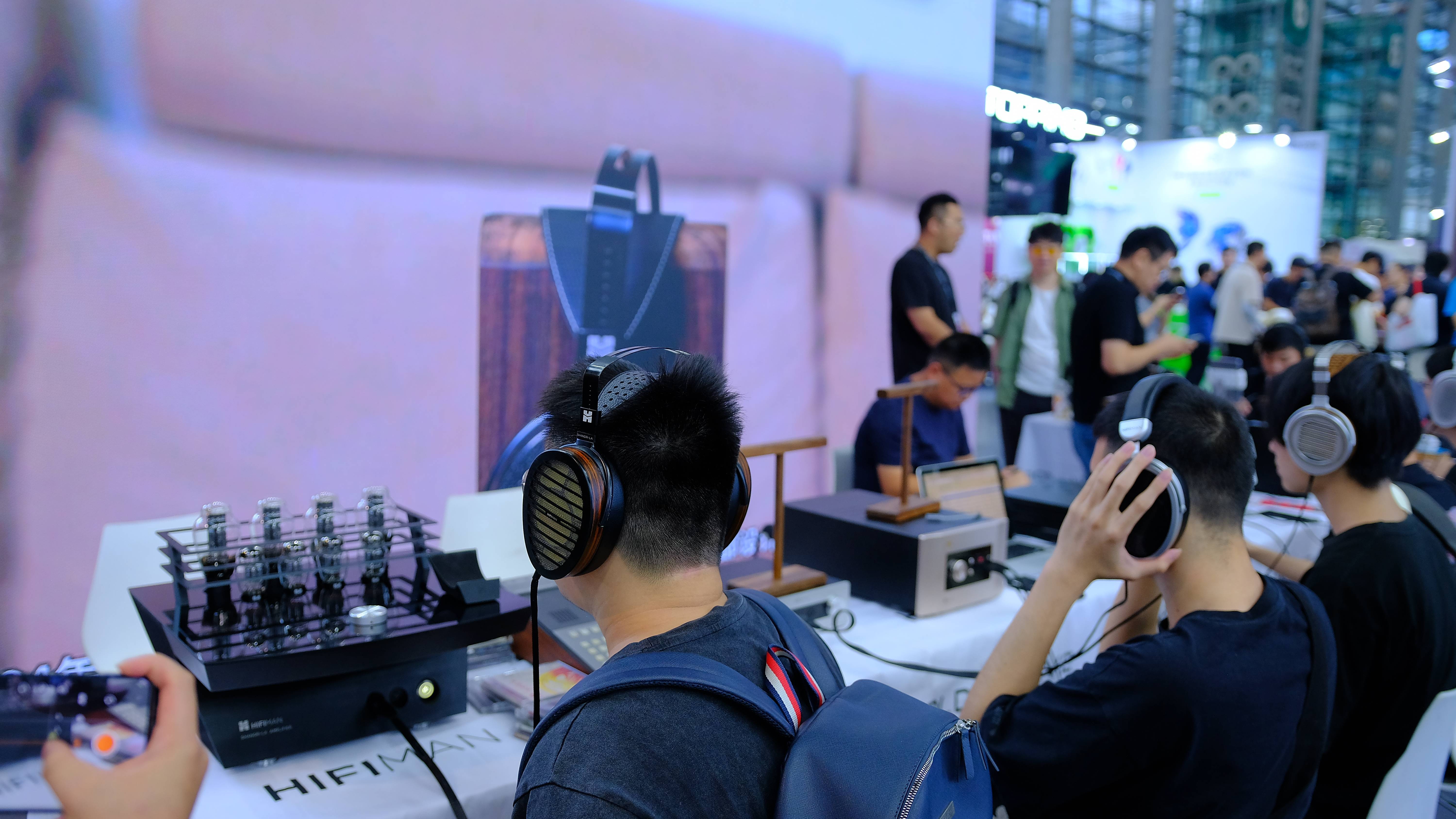 鹏城头部品牌海菲曼声震深圳国际音频展ag九游会登录耳机盛宴 “畅响”(图2)